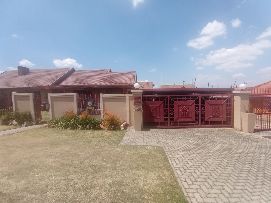 3 Bedroom Property for Sale in Linmeyer Gauteng