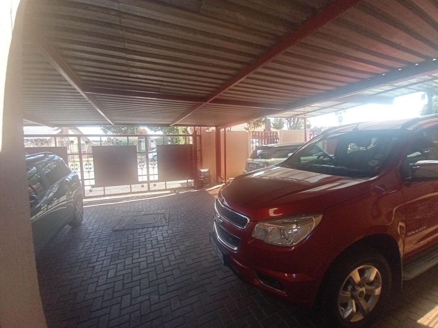 3 Bedroom Property for Sale in Linmeyer Gauteng