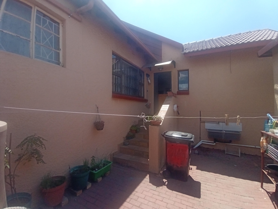 3 Bedroom Property for Sale in Linmeyer Gauteng