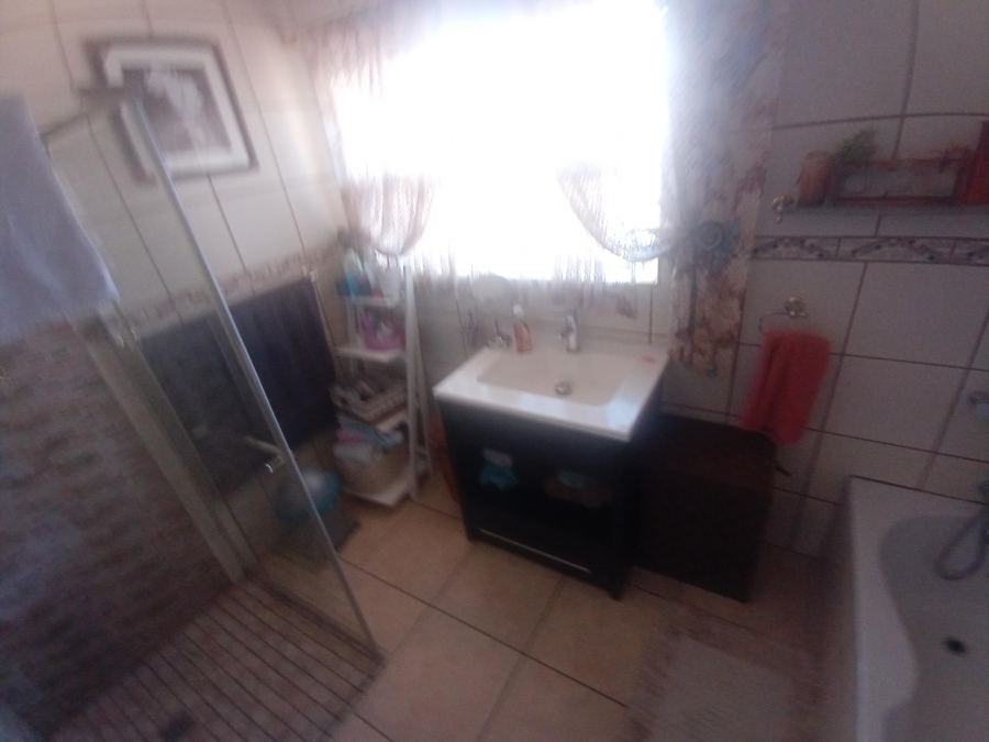 3 Bedroom Property for Sale in Linmeyer Gauteng
