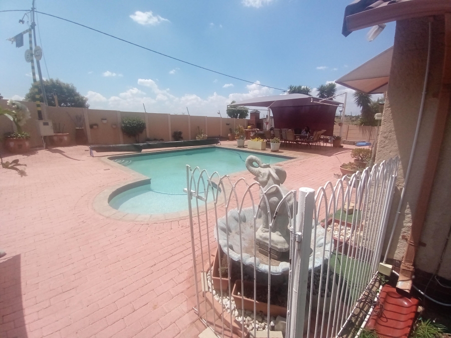 3 Bedroom Property for Sale in Linmeyer Gauteng