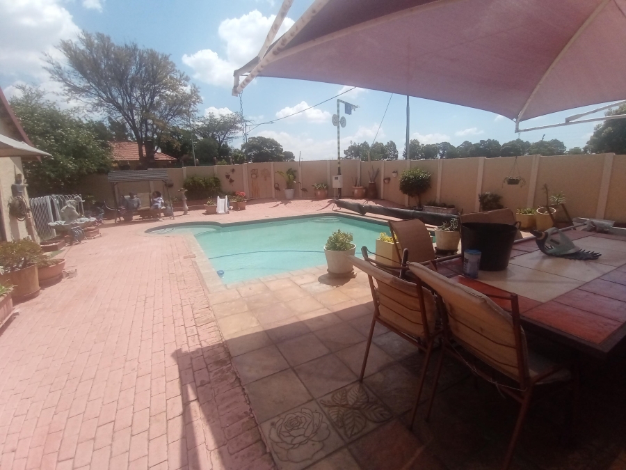3 Bedroom Property for Sale in Linmeyer Gauteng