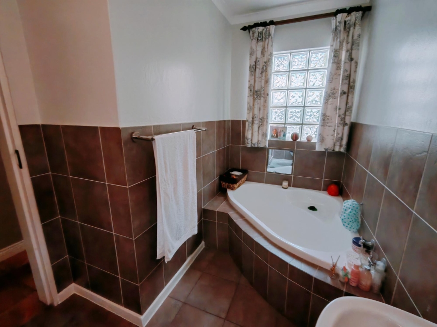 To Let 4 Bedroom Property for Rent in Hurlingham Manor Gauteng