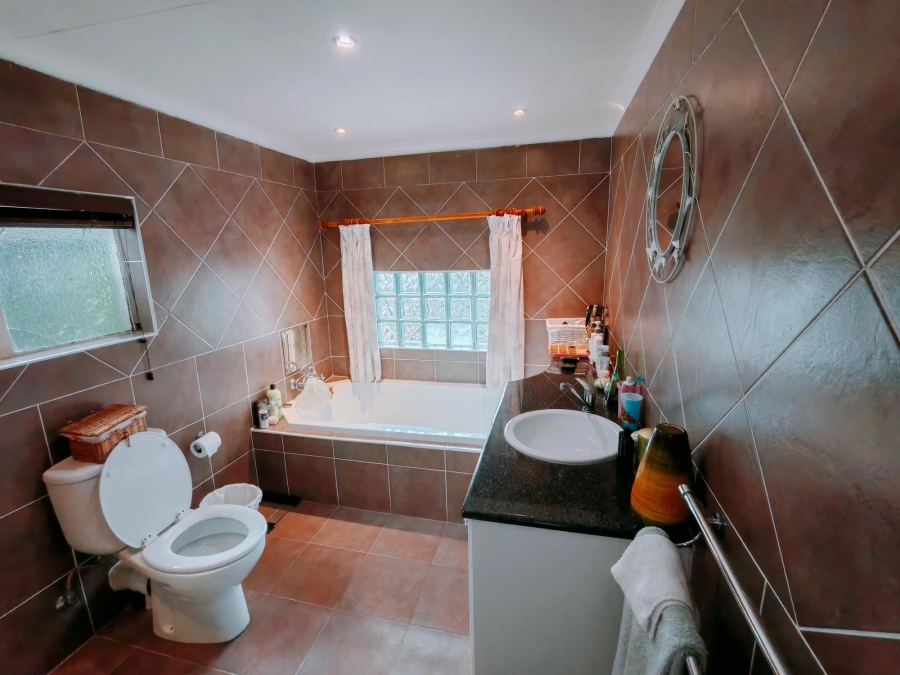 To Let 4 Bedroom Property for Rent in Hurlingham Manor Gauteng