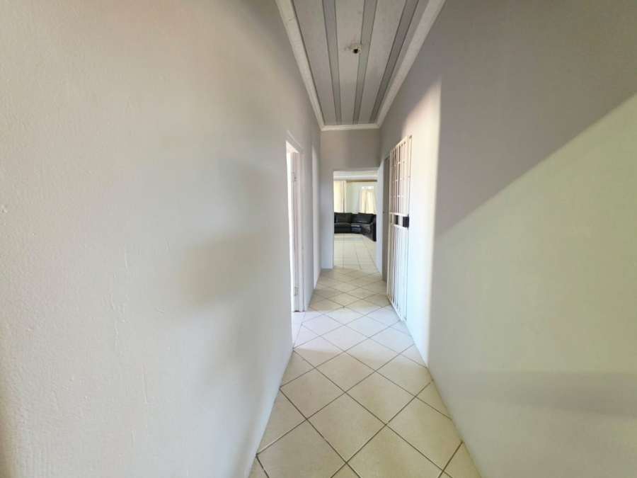 5 Bedroom Property for Sale in Middelvlei A H Gauteng