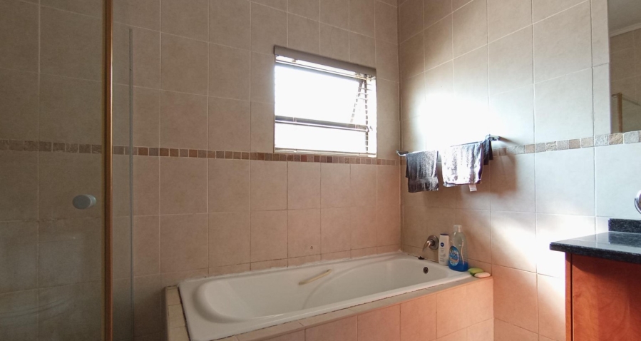 3 Bedroom Property for Sale in Mondeor Gauteng