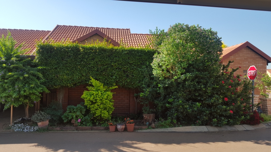 2 Bedroom Property for Sale in Montana Tuine Gauteng