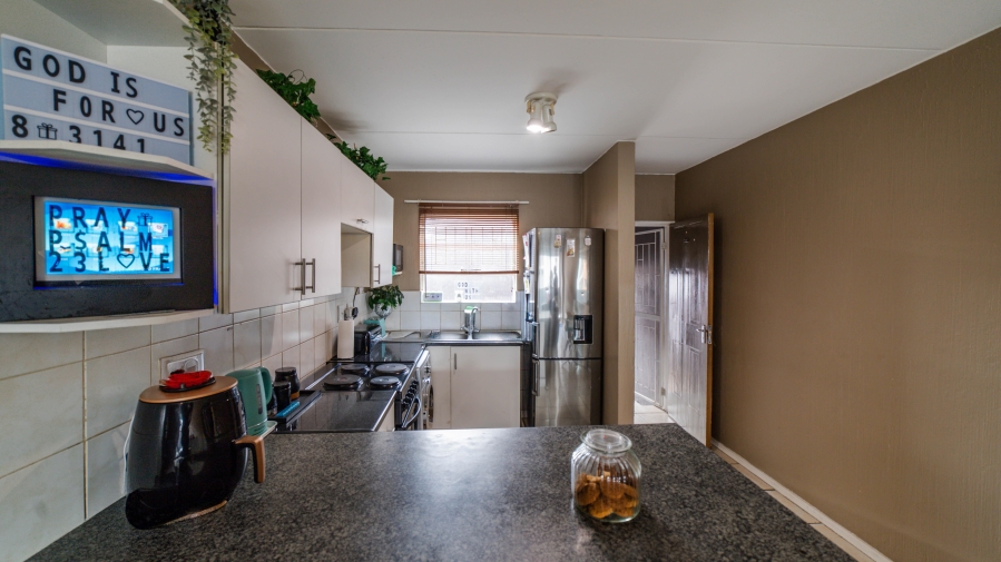 To Let 2 Bedroom Property for Rent in Vorna Valley Gauteng