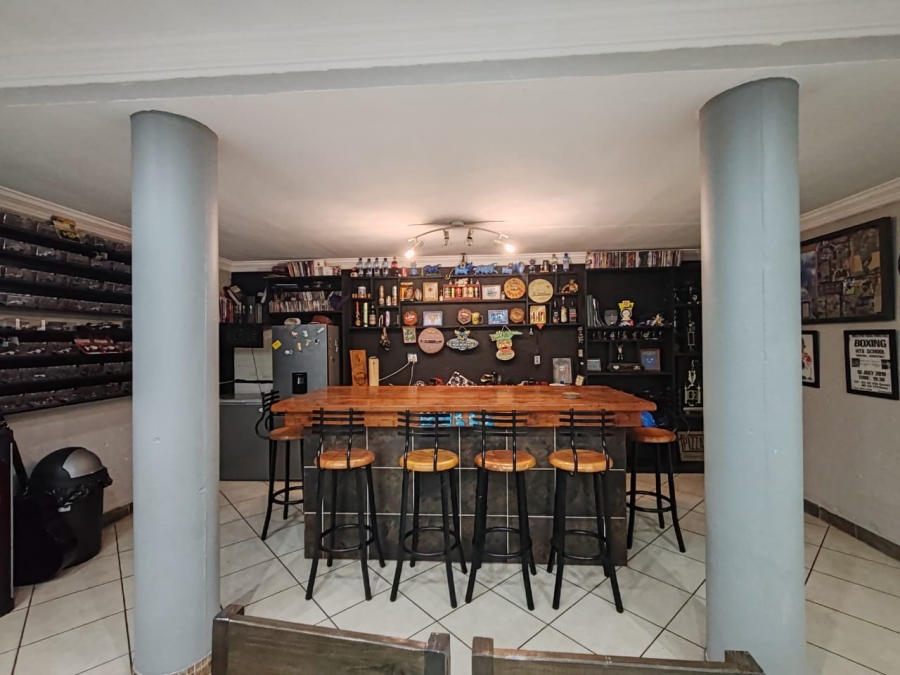 5 Bedroom Property for Sale in Kameeldrift West Gauteng