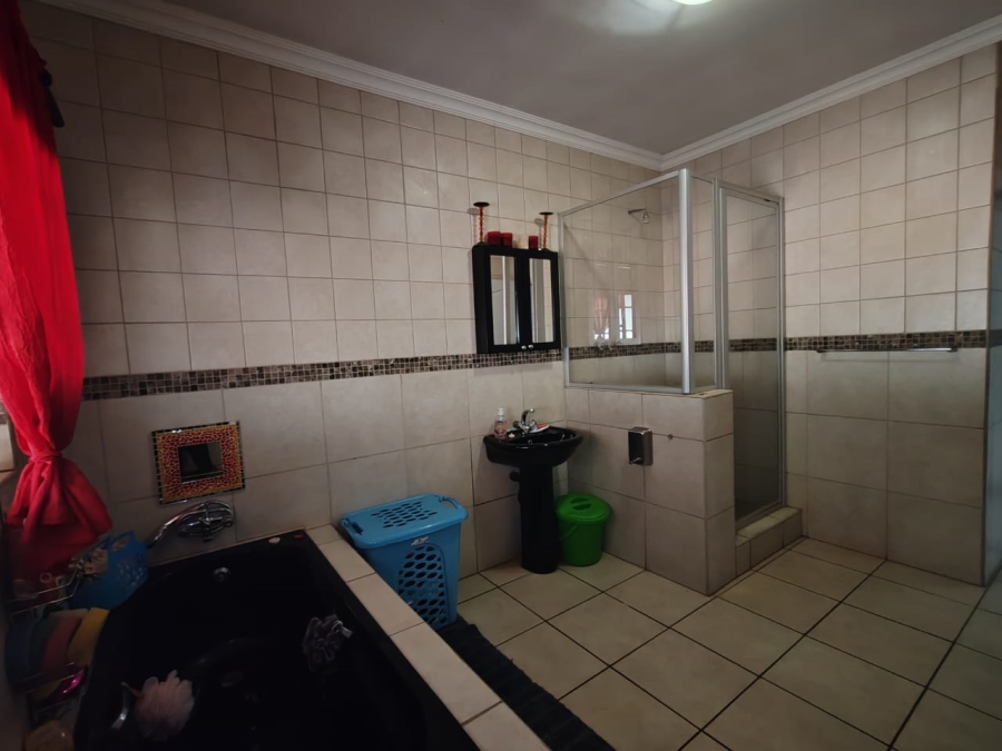 5 Bedroom Property for Sale in Kameeldrift West Gauteng