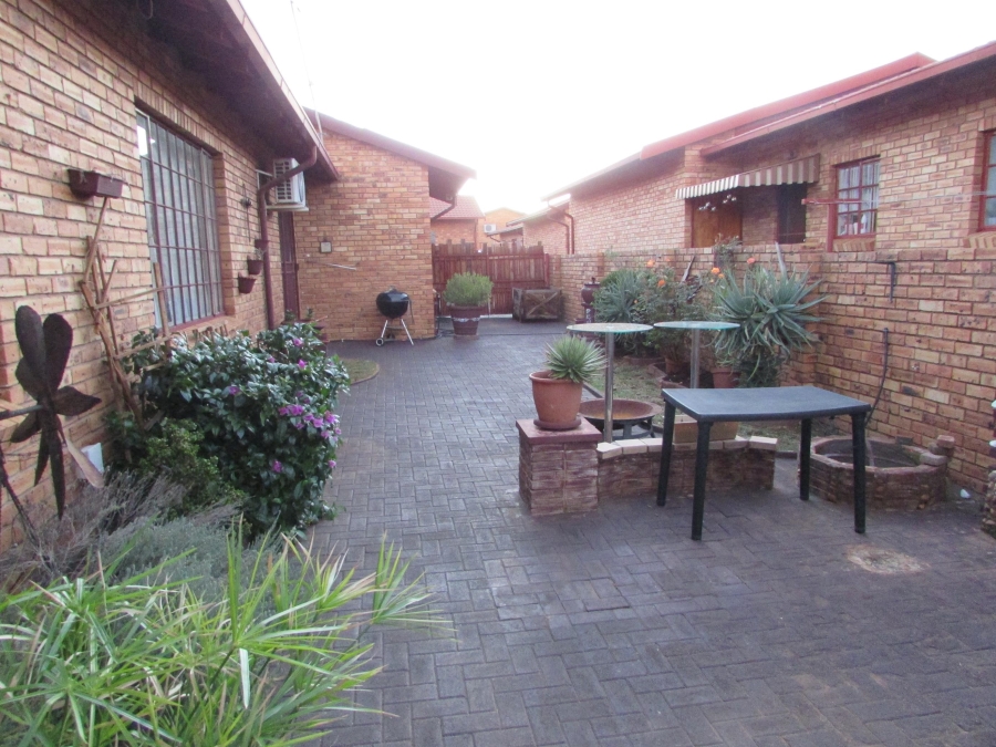 2 Bedroom Property for Sale in Eike Park Gauteng