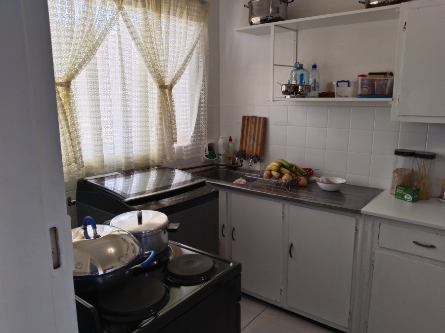 To Let 2 Bedroom Property for Rent in Florida Lake Gauteng