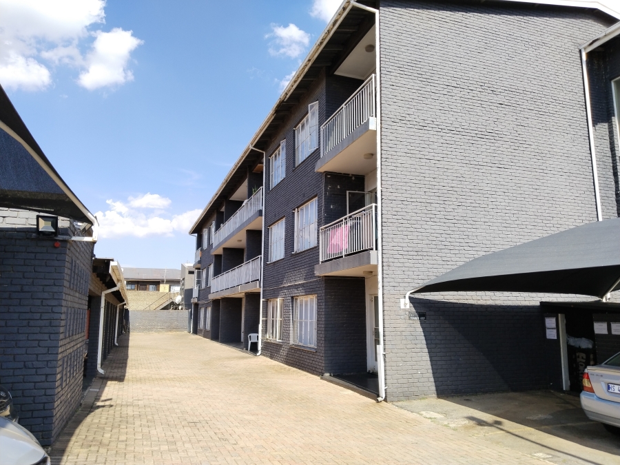 To Let 2 Bedroom Property for Rent in Florida Lake Gauteng
