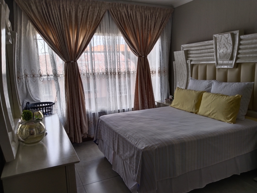 To Let 2 Bedroom Property for Rent in Florida Lake Gauteng