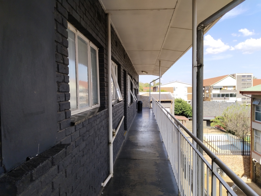 To Let 2 Bedroom Property for Rent in Florida Lake Gauteng