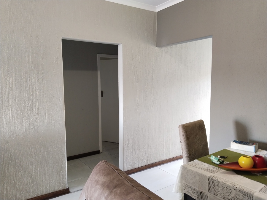 To Let 2 Bedroom Property for Rent in Florida Lake Gauteng