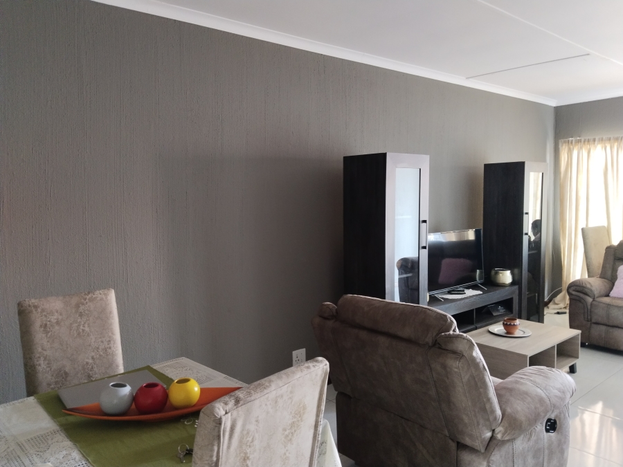 To Let 2 Bedroom Property for Rent in Florida Lake Gauteng