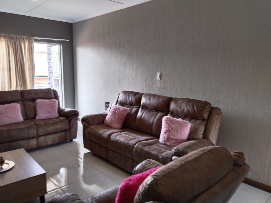 To Let 2 Bedroom Property for Rent in Florida Lake Gauteng