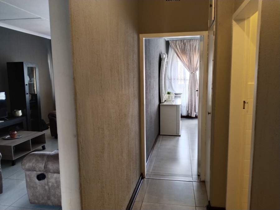 To Let 2 Bedroom Property for Rent in Florida Lake Gauteng