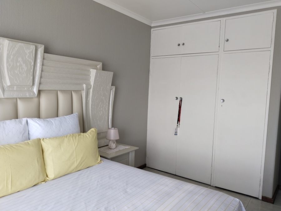 To Let 2 Bedroom Property for Rent in Florida Lake Gauteng