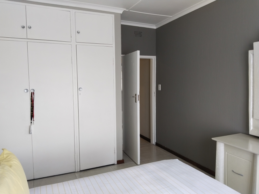To Let 2 Bedroom Property for Rent in Florida Lake Gauteng