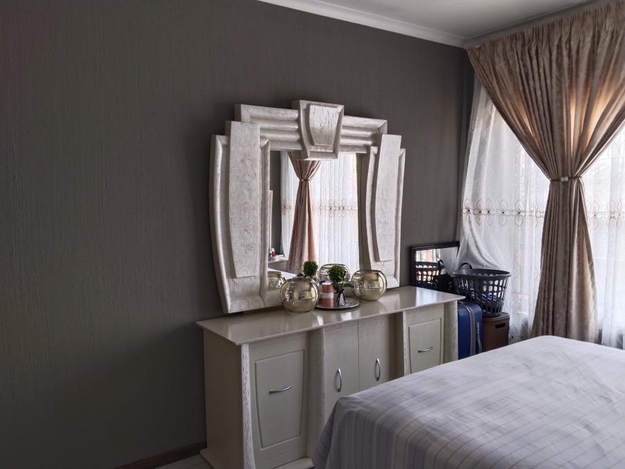To Let 2 Bedroom Property for Rent in Florida Lake Gauteng