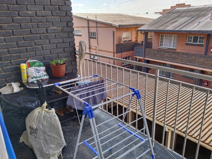 To Let 2 Bedroom Property for Rent in Florida Lake Gauteng