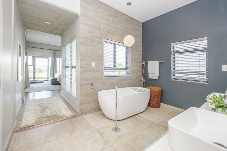 5 Bedroom Property for Sale in Copperleaf Estate Gauteng