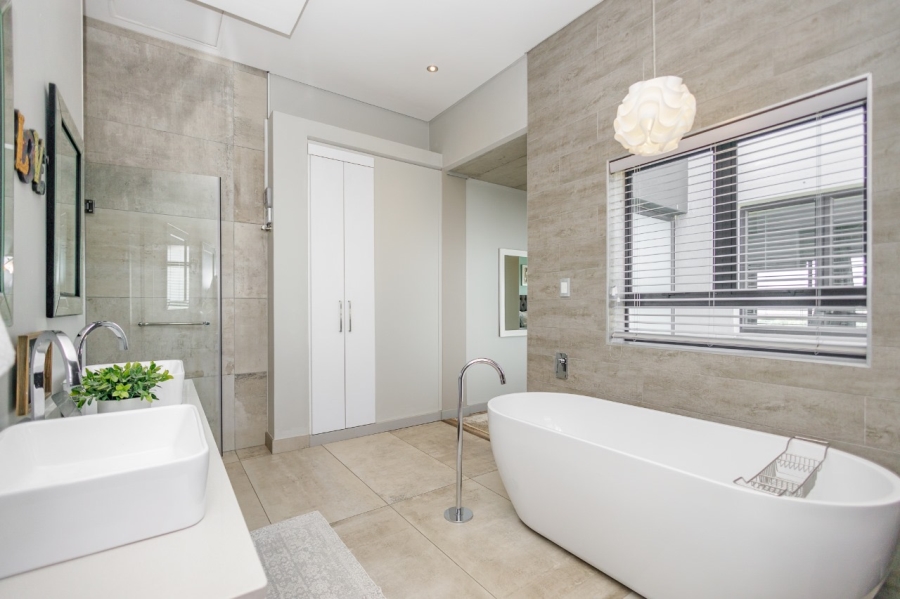 5 Bedroom Property for Sale in Copperleaf Estate Gauteng