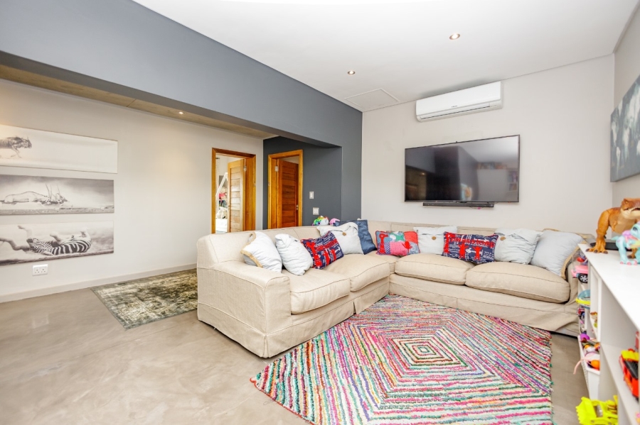 5 Bedroom Property for Sale in Copperleaf Estate Gauteng