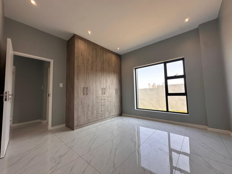 4 Bedroom Property for Sale in Blue Hills AH Gauteng