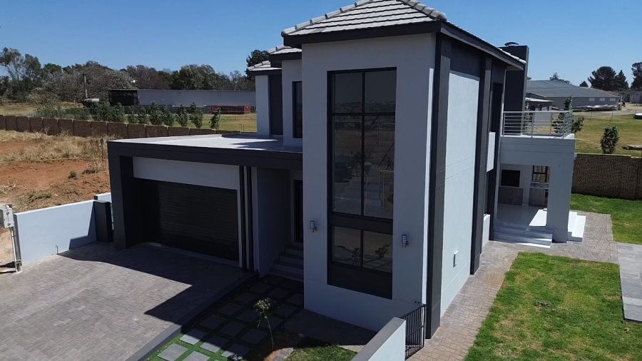 4 Bedroom Property for Sale in Blue Hills AH Gauteng