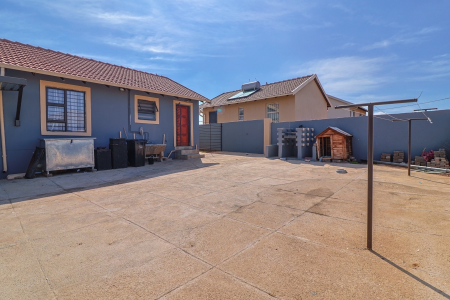 2 Bedroom Property for Sale in Lenasia South Gauteng