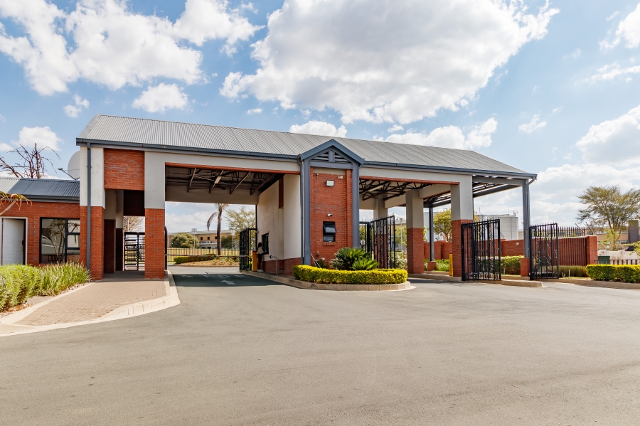1 Bedroom Property for Sale in Erand Gardens Gauteng