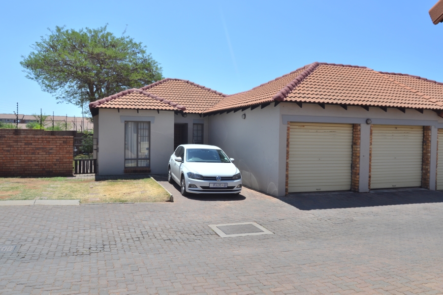 3 Bedroom Property for Sale in Monavoni Gauteng