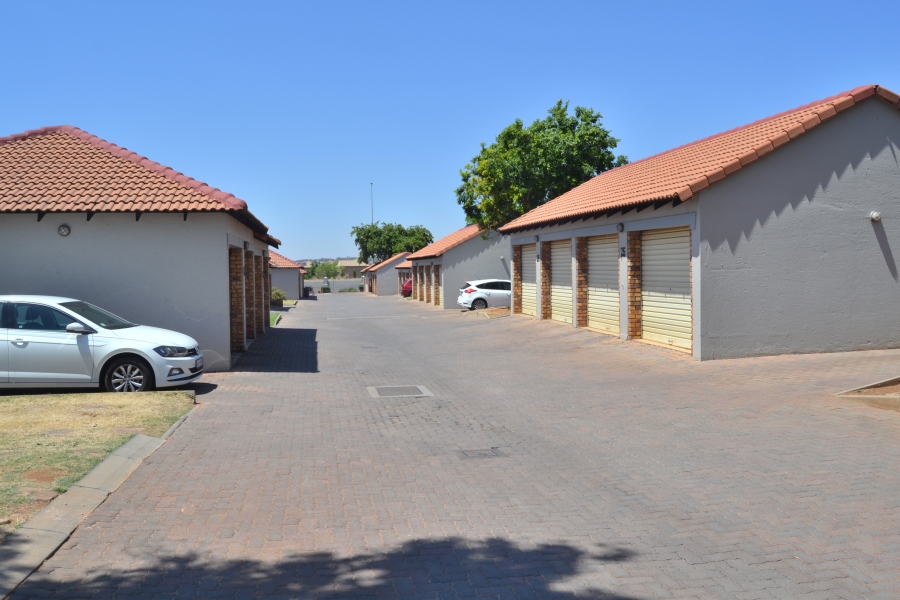 3 Bedroom Property for Sale in Monavoni Gauteng