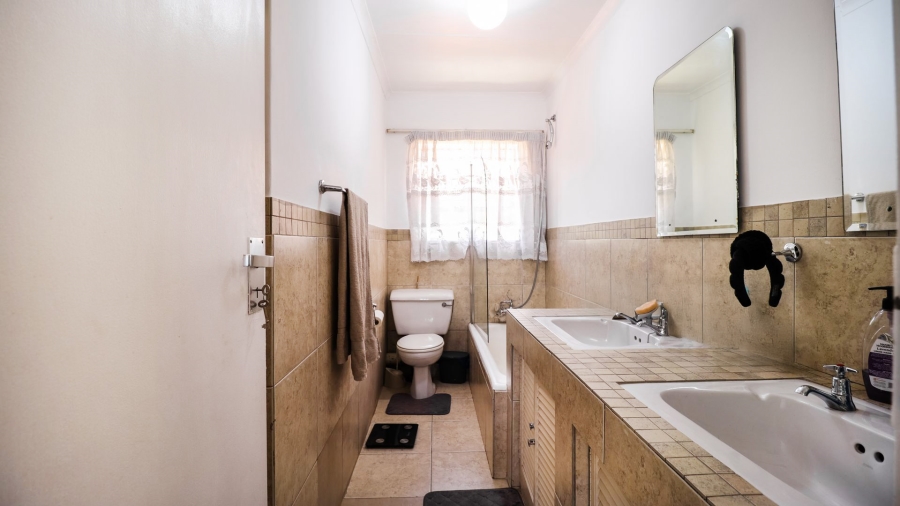 4 Bedroom Property for Sale in Corlett Gardens Gauteng