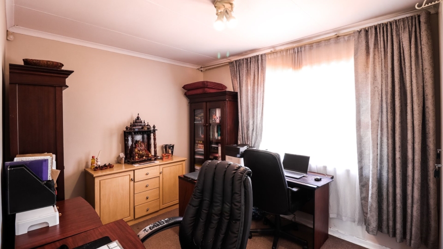 4 Bedroom Property for Sale in Corlett Gardens Gauteng