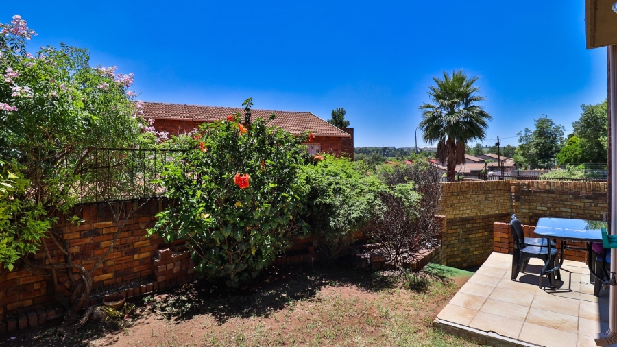 4 Bedroom Property for Sale in Corlett Gardens Gauteng