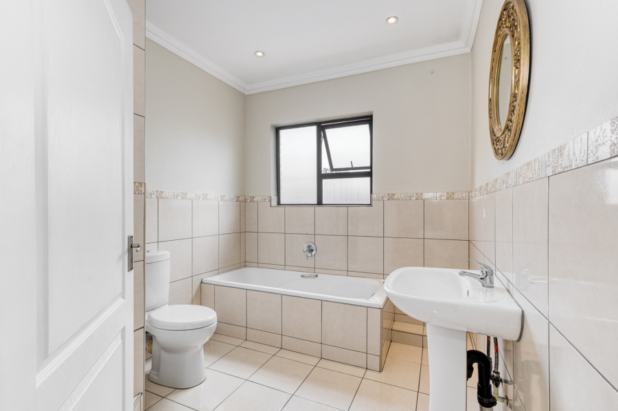 5 Bedroom Property for Sale in Beverley Gauteng