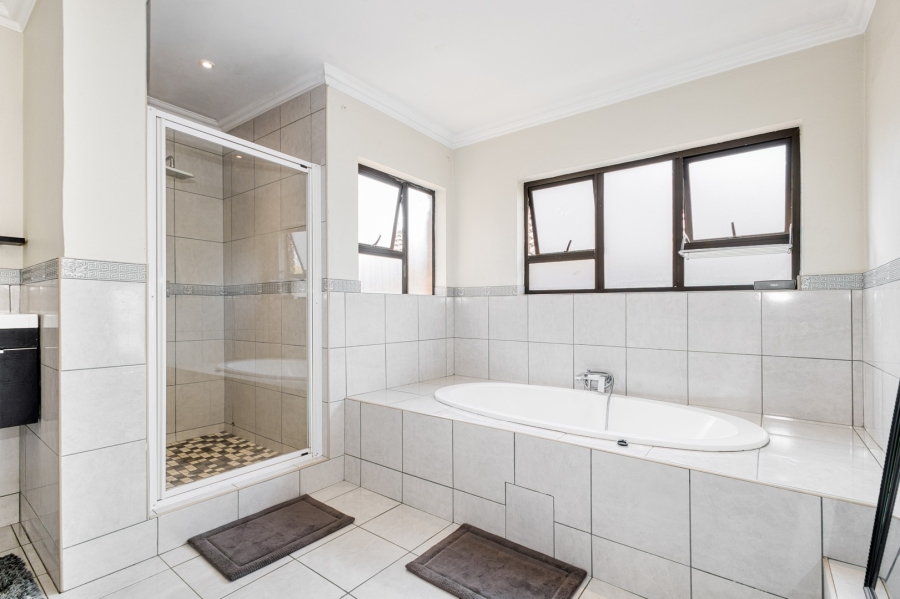 5 Bedroom Property for Sale in Beverley Gauteng