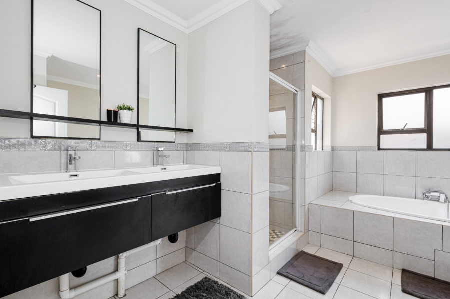 5 Bedroom Property for Sale in Beverley Gauteng