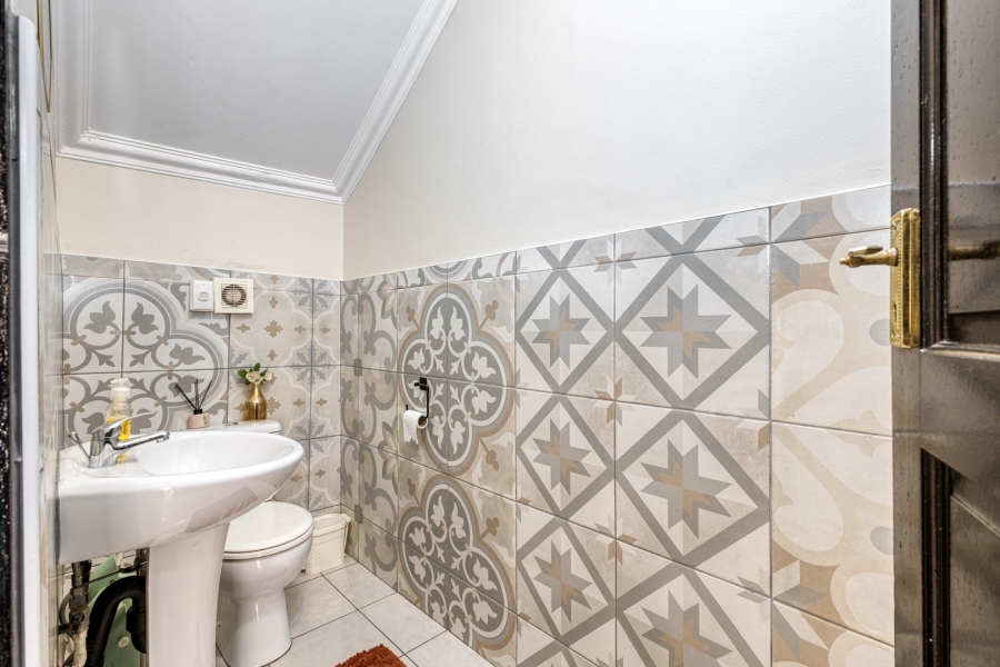 5 Bedroom Property for Sale in Beverley Gauteng