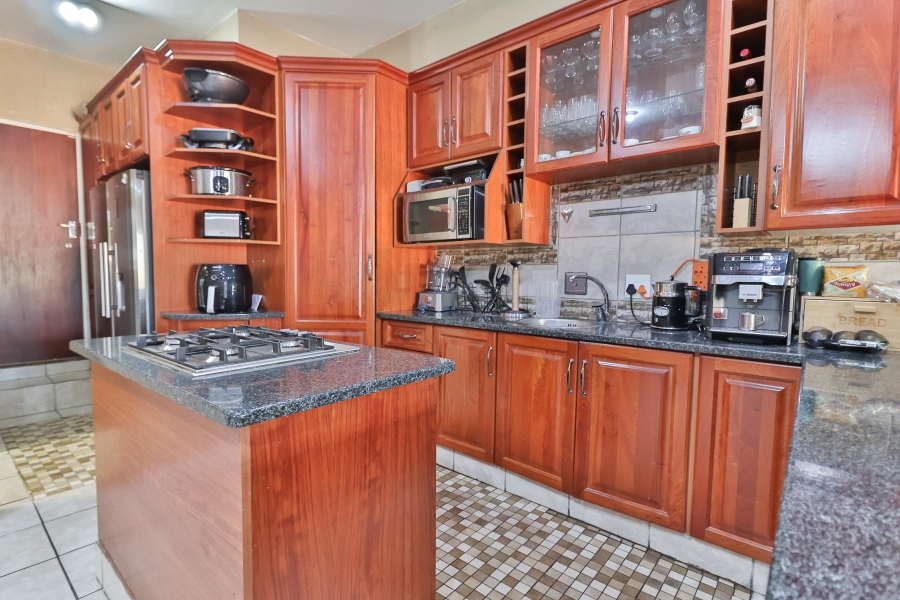 5 Bedroom Property for Sale in Moreleta Park Gauteng