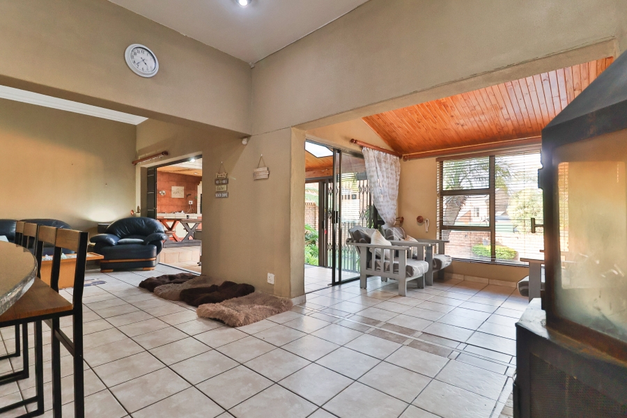 5 Bedroom Property for Sale in Moreleta Park Gauteng