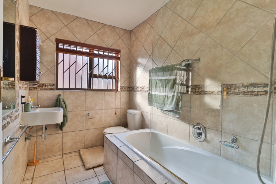 5 Bedroom Property for Sale in Moreleta Park Gauteng