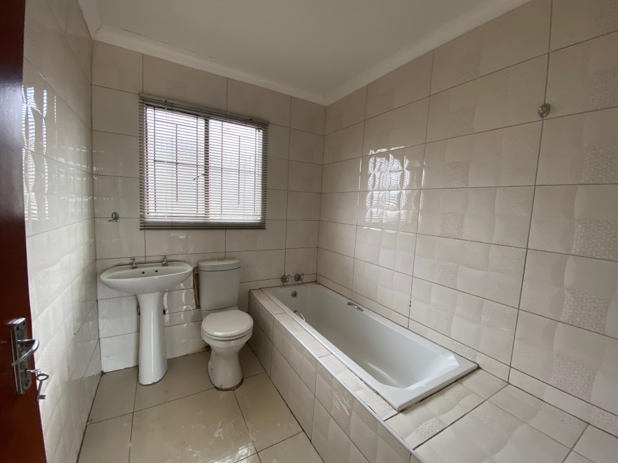 3 Bedroom Property for Sale in Lakeside Gauteng
