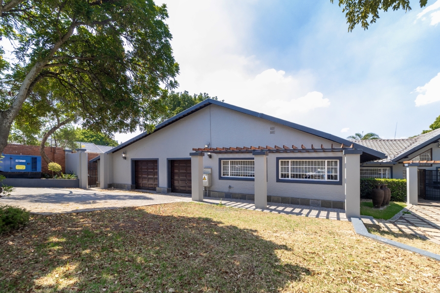 5 Bedroom Property for Sale in Ashlea Gardens Gauteng