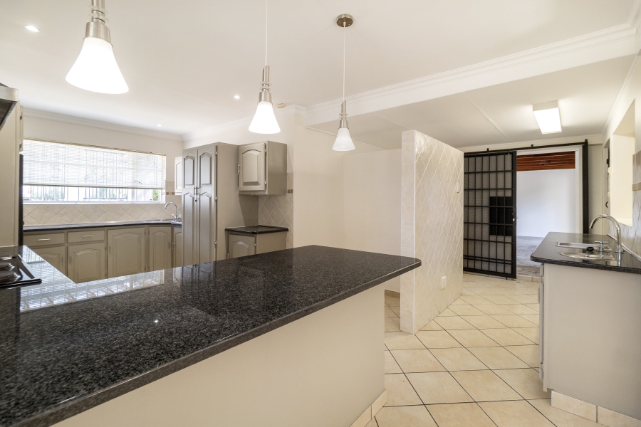 5 Bedroom Property for Sale in Ashlea Gardens Gauteng