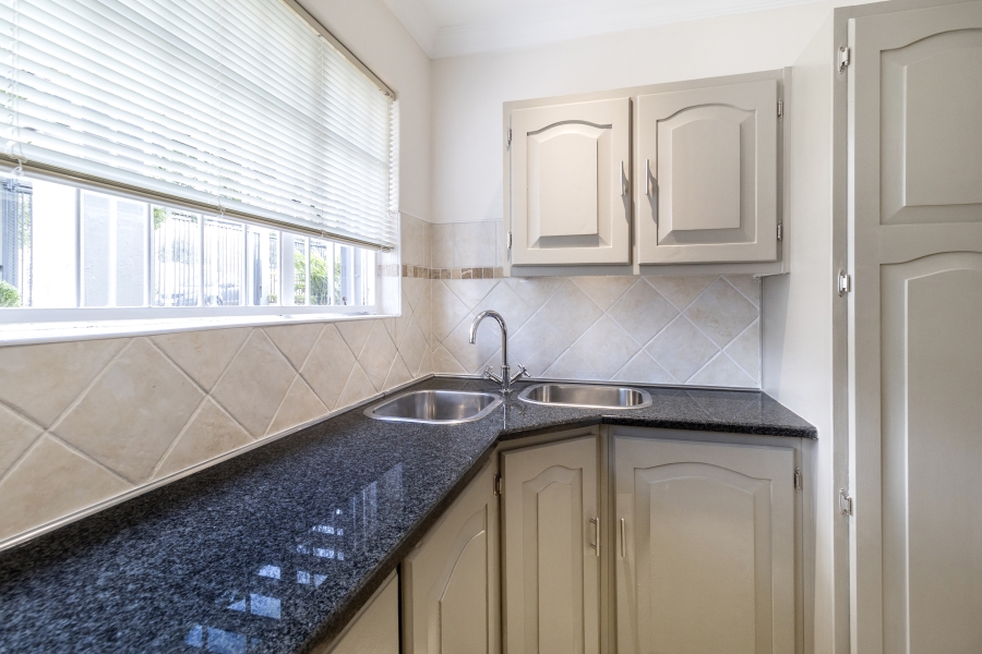 5 Bedroom Property for Sale in Ashlea Gardens Gauteng